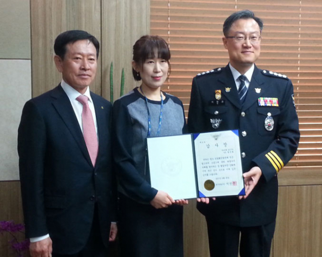 시진곤 칠곡경찰서장이 20일 1천만원대 보이스피싱 피해를 막은 북삼농협 정은정(가운데) 씨에게 감사장을 전달하고 있다. 왼쪽은 송석록 북삼농협장. 칠곡경찰서 제공