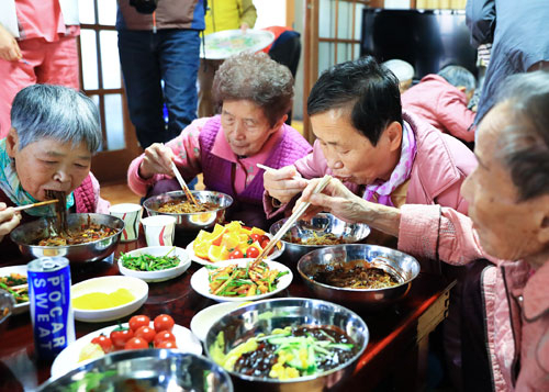 영양군 자원봉사센터는 10년째 오지 마을을 찾아 짜장면을 대접하는 