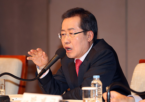 자유한국당 홍준표 대선후보가 21일 오전 서울 프레스센터에서 열린 관훈클럽토론회에 참석, 발언하고 있다. 연합뉴스