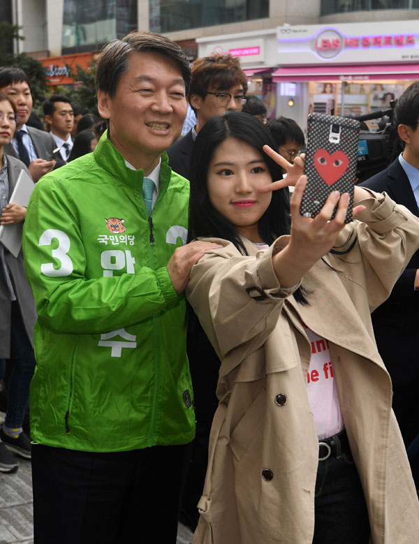 국민의당 안철수 대선후보가 21일 오후 울산 롯데호텔 인근에서 시민들의 기념촬영 요구에 응하고 있다. 연합뉴스