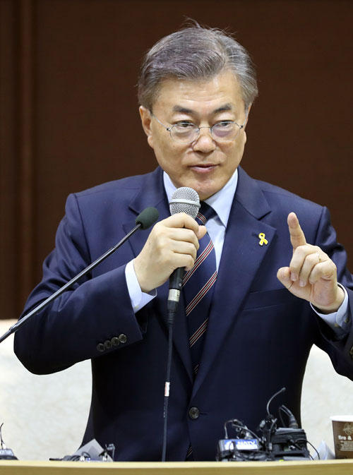 문재인 더불어민주당 대선 후보가 21일 오전 서울 용산구 한국여성단체협의회에서 열린 대통령 후보 초청 성 평등정책 간담회에 참석, 질의응답을 하고 있다. 연합뉴스