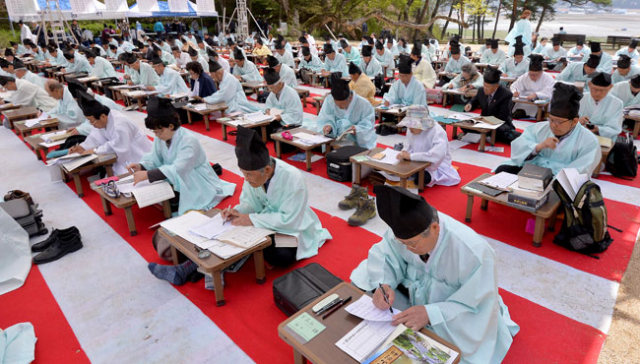21일 오전 안동 도산서원에서 열린 제24회 도산별과 재현 행사에서 과거시험에 응시한 참가자들이 시문을 짓고 있다. 이번 시제는 