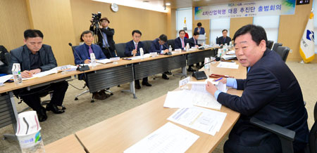 경상북도는 21일 4차 산업혁명에 대응하고 종합대책을 수립하기 위해 추진단을 발족했다. 경북도 제공