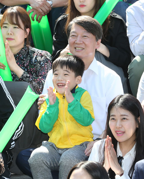 안철수 국민의당 후보가 23일 서울 세종문화회관 앞에서 열린 광화문 미래선언 행사에서 시민과 함께하며 자신에 대한 지지연설을 듣고 있다. 연합뉴스