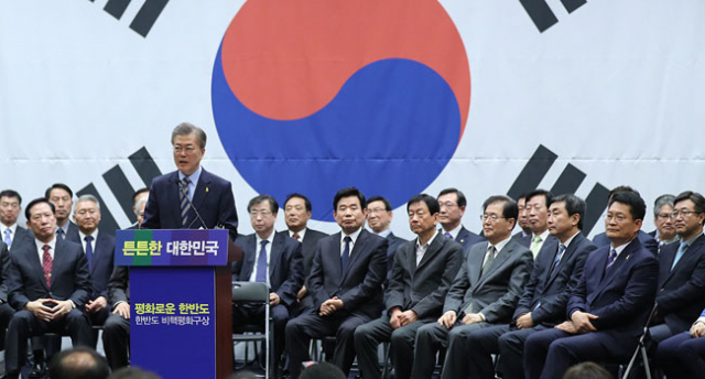 문재인 더불어민주당 후보가 23일 오전 국회 헌정기념관에서 예비역 장성들이 참석한 가운데 한반도 비핵평화구상 기자회견을 하고 있다. 연합뉴스