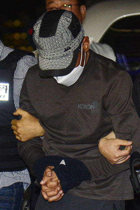 경산 자인농협 총기 강도 용의자가 22일 오후 충북 단양에서 붙잡혀 경산경찰서로 압송되고 있다. 성일권 기자 sungig@msnet.co.kr