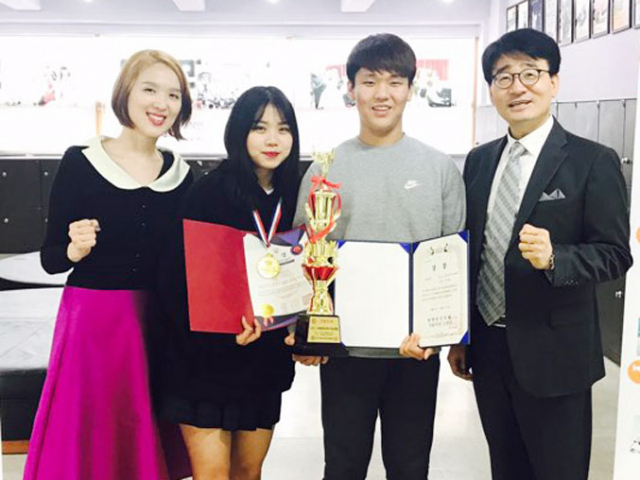 일반고 위탁교육생들이 남효윤(오른쪽) 대구과학대 방송엔터테인먼트코디과 학과장과 기념촬영을 하고 있다.