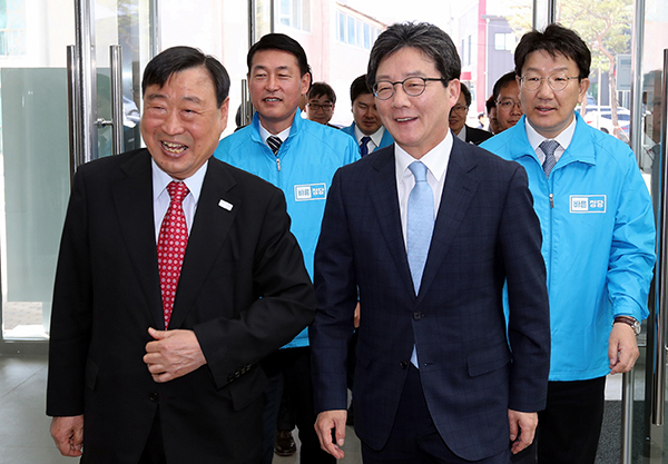 바른정당 유승민 대선 후보에 대한 자신사퇴론 및 후보단일화 주장이 당내에서도 불거지면서 24일 오후 의원총회가 소집된 가운데, 이날 오전 유 후보는 강원도 2018 평창동계올림픽조직위원회를 방문해 대선후보로서의 행보를 계속했다. 연합뉴스