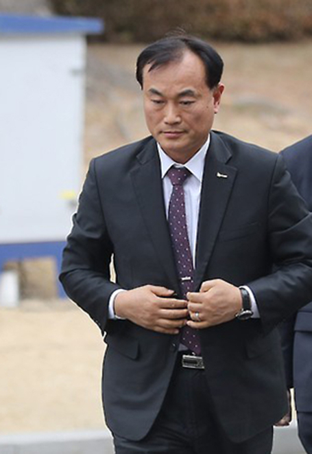 지난 2월 박근혜 대통령 탄핵심판 14차 변론에 증인으로 출석, 대심판정으로 향하고 있는 정동춘 전 K스포츠재단 이사장. 연합뉴스