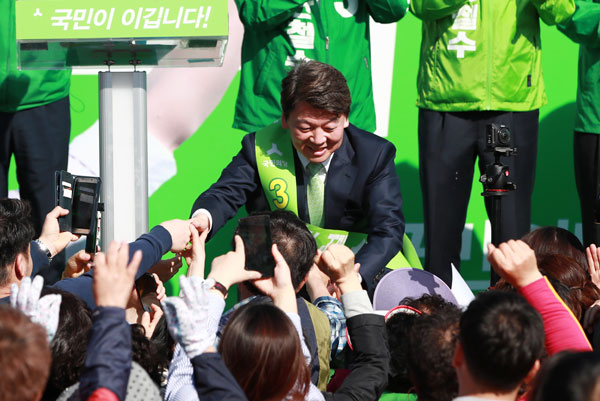 24일 오후 전남 목포시 목포역 광장에서 안철수 국민의당 후보의 지역 거점 유세 때 시민들이 유세차 위의 안 후보와 인사하고 있다. 연합뉴스