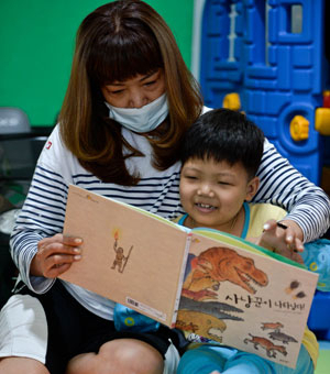 백혈병으로 투병 중인 박정호(가명) 군에게 어머니 정가연(가명) 씨가 책을 읽어주고 있다. 정호는 긴 투병생활로 친구를 사귀지 못해 집에서 홀로 시간을 보내는 날이 많다. 우태욱 기자 woo@msnet.co.kr