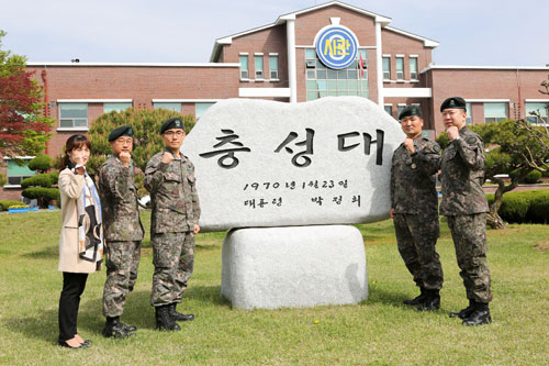 육군3사관학교 교관 5명이 교통사고 현장에서 응급처치로 인명을 구했다. 왼쪽부터 구혜경 교관, 김민성 소령, 전상준 대위, 신정원 소령, 나창근 소령. 육군3사관학교 제공