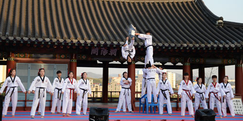 29일 조양각 앞에서는 아리랑 태권무도 구경할 수 있다. 영천시 제공
