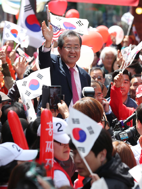 홍준표 자유한국당 후보가 24일 강원도 춘천시 명동에서 유세에 앞서 시민들에게 인사하고 있다. 연합뉴스