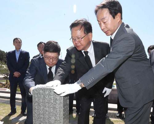 문재인 더불어민주당 후보 지원에 나선 YS의 차남 김현철(오른쪽) 국민대 교수와 DJ의 삼남 김홍걸(왼쪽) 국민통합위원장이 24일 광주 국립 5