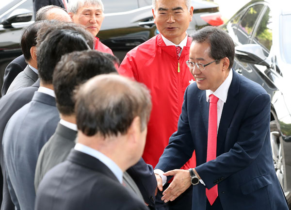 홍준표 자유한국당 후보가 25일 서울 종로구 이북5도청에서 이북도민회 중앙연합회 관계자와 악수하고 있다. 연합뉴스