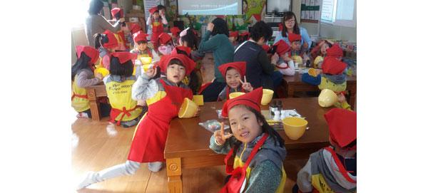 배 씨 부부는 소득을 높이기 위해 와송 재배뿐만 아니라 가공사업과 교육체험으로 영역을 넓히고 있다. 배재영 씨 제공