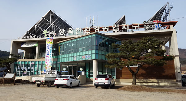 포항 북구 죽장면 상옥리의 상옥복지회관. 스마일빌리지 상옥 영농조합법인의 사무실이 이곳에 있다.