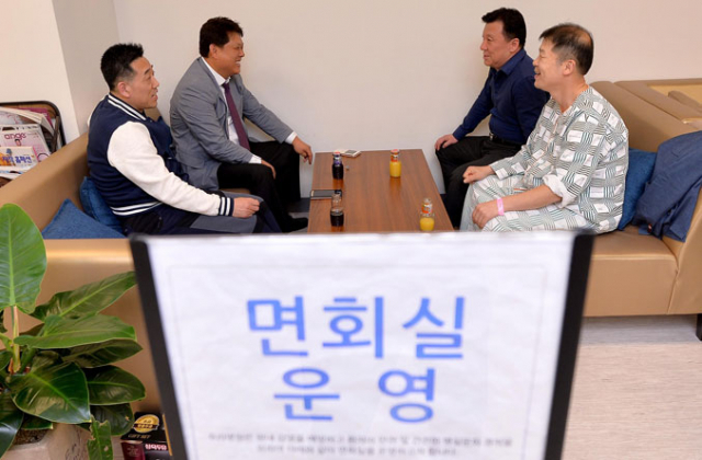 환자와 보호자, 면회객이 뒤섞이는 병실은 환자들의 휴식을 방해한다. 올 하반기부터는 대형병원을 중심으로 이 같은 무분별한 병문안 문화가 달라질 것으로 보인다. 칠곡경대병원 면회실. 김영진 기자 kyjmaeil@msnet.co.kr