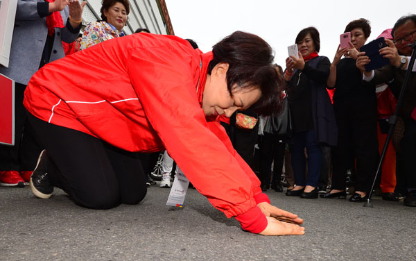 홍준표 자유한국당 대선 후보 부인 이순삼씨가 25일 오후 대구 서문시장을 찾아 시장 상인들에게 큰절을 하며 지지를 호소하고 있다. 정운철 기자 woon@msnet.co.kr