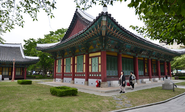 25일 국가지정문화재로 지정된 대구 중구 경상감영공원. 대구시 유형문화재 제1호인 선화당(앞쪽)과 제2호인 징청각이 보인다. 성일권 기자 sungig@msnet.co.kr