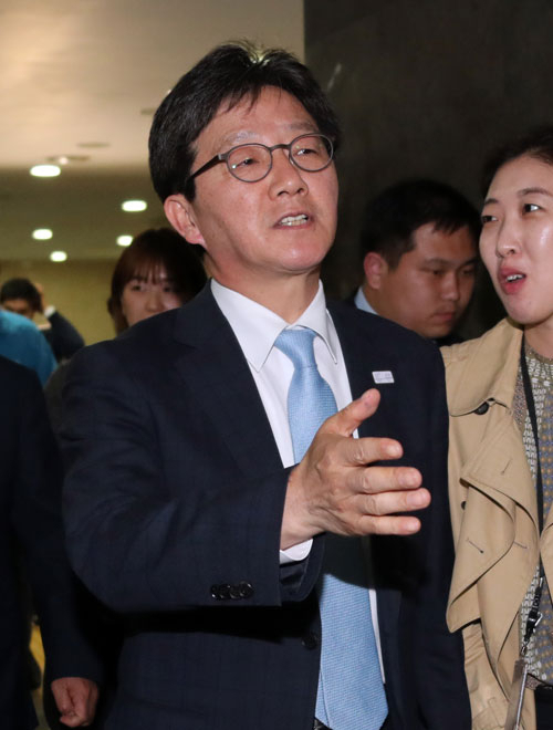 유승민 바른정당 후보가 25일 새벽 국회 의원회관에서 열린 의원총회가 끝난 후 나오며 기자들의 질문을 받고 있다. 연합뉴스