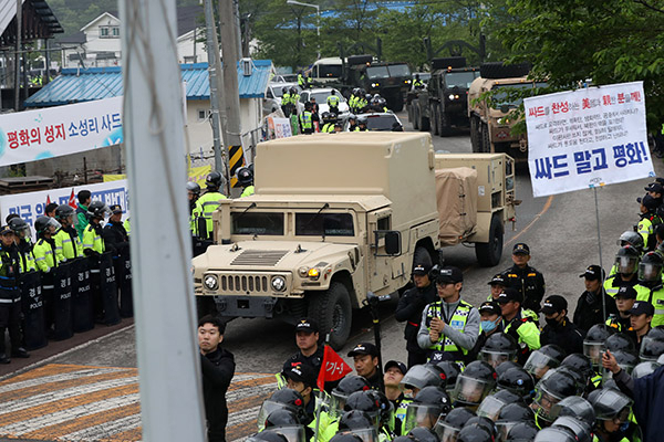 26일 오전 경북 성주군 성주골프장으로 사드(THAAD·고고도미사일방어체계) 관련 장비를 실은 트레일러가 들어가고 있다. 연합뉴스