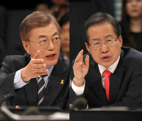 문재인 더불어민주당 후보와 홍준표 자유한국당 후보가 25일 대선 후보 합동 TV토론회에서 서로 