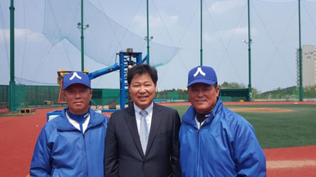 이만수(가운데) 전 SK 감독과 이종도(오른쪽) 설악고 감독, 유종겸 설악고 코치가 25일 강원도 속초시 설악고에서 만나 기념촬영을 하고 있다. 헐크파운데이션 제공