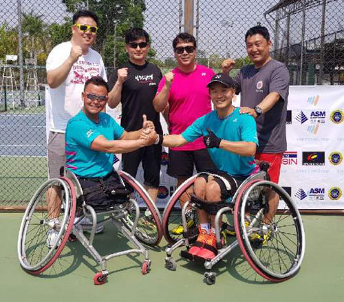 달성군청 휠체어테니스단이 태국 논타부리 오픈(Nonthaburi Open) 국제 휠체어테니스대회에서 2관왕을 달성했다. 사진 앞줄 왼쪽부터 이하걸, 한성봉, 뒷줄 오른쪽 두 번째 정필교 감독. 대구시장애인체육회 제공