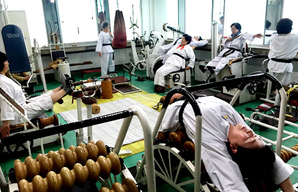원기도 회원들이 체육단련실에서 대형 주판 같은 원형 기구들을 이용해 관절, 근육 등 다양한 부위의 운동을 하고 있다.