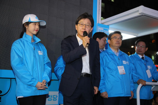 6바른정당 유승민 대선 후보가 26일 오후 서울 홍대입구에서 딸 유담(왼쪽) 씨 등과 유세를 하고 있다. 연합뉴스