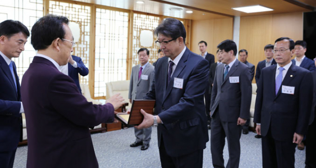 민인기(오른쪽) 영주 부시장이 김관용 경북도지사로부터 최우수기관상을 받고 있다. 영주시 제공