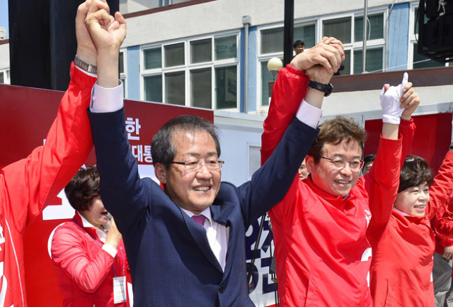 홍준표 자유한국당 후보가 27일 김천역 앞 광장에서 유권자들에게 지지를 호소하고 있다. 성일권 기자 sungig@msnet.co.kr