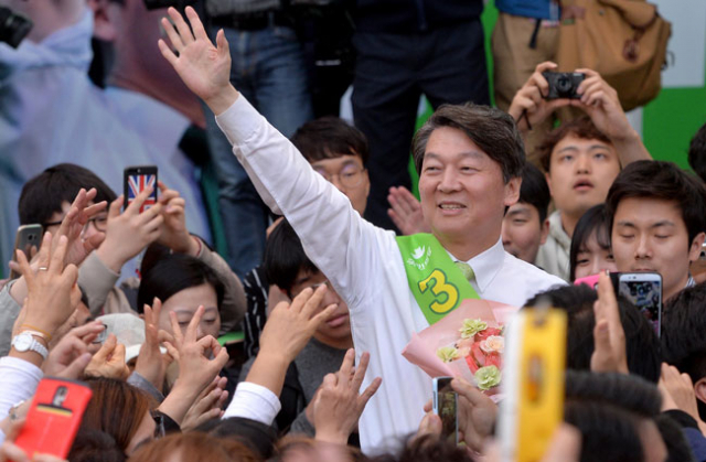 안철수 국민의당 대선 후보가 27일 오후 대구 동성로를 찾아 지지자들에게 손을 들어 인사하고 있다. 김영진 기자 kyjmaeil@msnet.co.kr