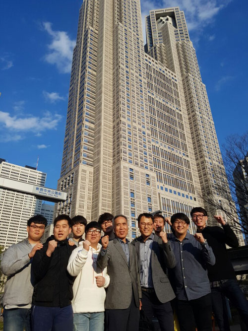 문상호(왼쪽에서 여섯 번째) 영남이공대 컴퓨터정보과 교수가 도쿄도청 앞에서 일본 취업에 성공한 제자들과 파이팅을 외치고 있다.