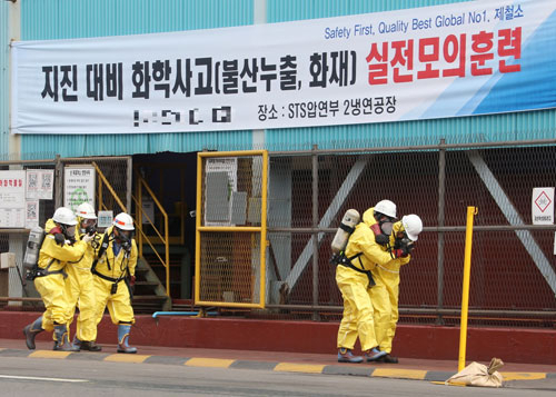포항제철소가 지진에 신속히 대처하고 안전을 확보하기 위해 부상자 응급 조치, 화재 진압, 유독물질 누출 차단 등 실전모의훈련을 펼치고 있다.