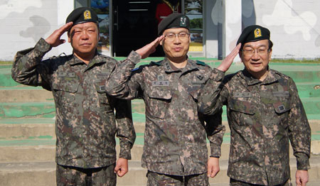 육군 제50보병사단 낙동강연대 성주고령대대는 27일 현역 입대 기준 미달로 군대에 못 간 강철주(사진 왼쪽) 일품향 대표와 김지수(사진 오른쪽) 성주한의원 원장에 대해 병영체험을 하고 병장 명예전역식을 해주었다. 성주 전병용 기자 yong126@msnet.co.kr