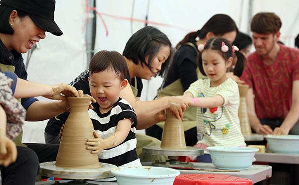 문경찻사발축제에서 어린이들에게 인기를 끌고 있는 찻사발 빚기 체험. 매일신문 D/B