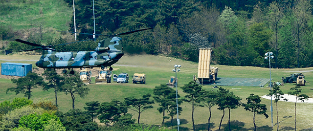 주한미군이 26일 사드(THAAD·고고도미사일방어체계)의 일부 핵심 장비를 경북 성주골프장에 전격 배치한 가운데, 27일 도널드 트럼프 미국 대통령이 