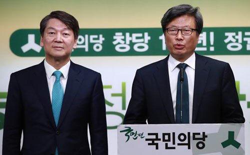 안철수 후보와 김형기(오른쪽) 경북대 경제통상학부 교수.