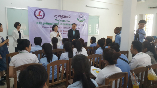 김선순 수성대 총장이 캄보디아 한국어학원 개원식에서 외국인 유학생들을 위한 장학제도, 기숙사 등에 대해 설명하고 있다.