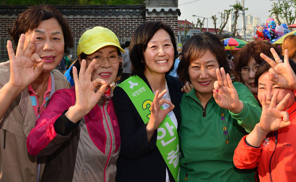 안철수 국민의당 대선 후보의 부인 김미경 교수가 30일 오후 대구 달성공원을 방문해 지지자들과 함께 안 후보의 기호인 3번을 손가락으로 가리키며 기념 촬영을 하고 있다. 정운철 기자 woon@msnet.co.kr