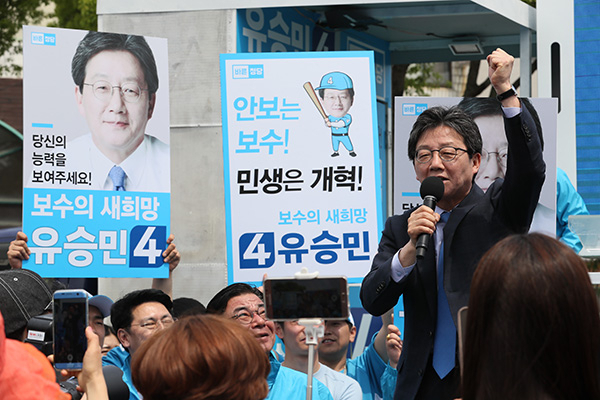 바른정당 유승민 대통령 후보가 1일 오전 제주시 동문시장을 찾아 유세하고 있다. 유 후보는 1일 일부 언론이 2014~2015년 당시 안종범 청와대 경제수석(구속)에게 인사청탁을 한 정황이 확인됐다는 보도에 대해 
