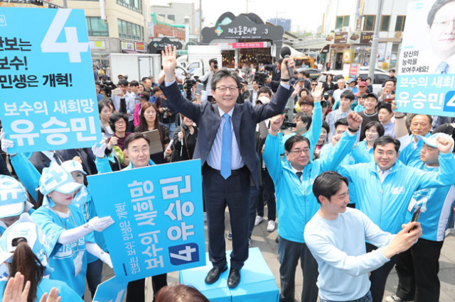 유승민 바른정당 후보가 소속당 국회의원들로부터 탈당과 