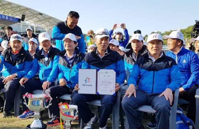 1일 폐막한 제55회 경북도민체전에서 구미시가 종합우승을 차지했다. 이번 대회 우승의 견인차 역할을 한 구미시체육회 김수조(가운데 상장을 들고 있는 사람) 상임부회장이 선수