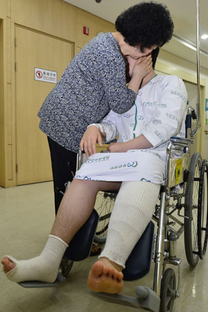 화상을 입은 박현수(가명) 군이 할머니 김정순(가명) 씨와 함께 치료를 받기 위해 대기하고 있다. 성일권 기자 sungig@msnet.co.kr