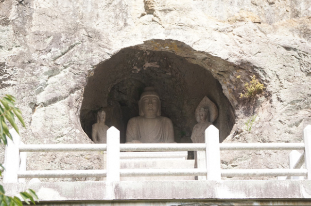 국보 109호인 삼존석굴