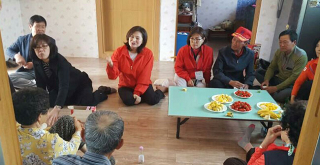 지난달 30일 영덕군 축산면 한 경로당에 자유한국당 관계자들이 홍준표 후보의 지지를 호소하고자 마련한 간담회에 해당 면장과 이장 등이 참석해 선거법 위반 논란이 제기됐다.