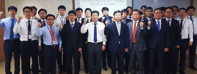 DGB대구은행은 4차 산업혁명 시대를 대비해 디지털 IT R＆D센터를 구축하는 등 관련 사업을 활발히 진행 중이다. 지난 4월 개최한 디지털 IT R＆D센터 추진과제 발표 모습. DGB대구은행 제공